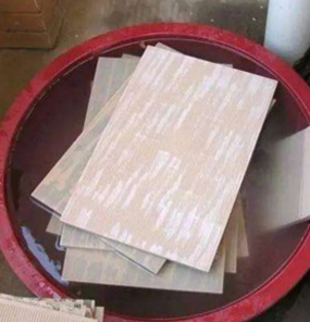 泥工施工前浸泡中的瓷砖